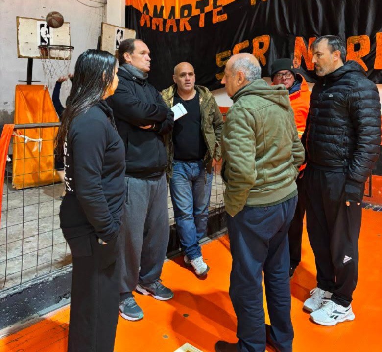 Rossi entregó un aporte económico a Club Urquiza para afrontar la Liga Federal de Básquet.